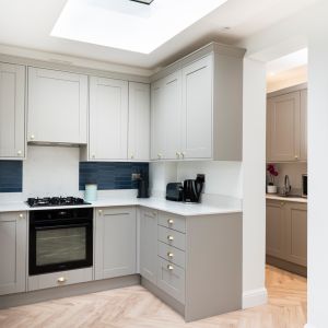 Wooden Modular Shaker Style Kitchen Cabinet Custom Moisture Proof