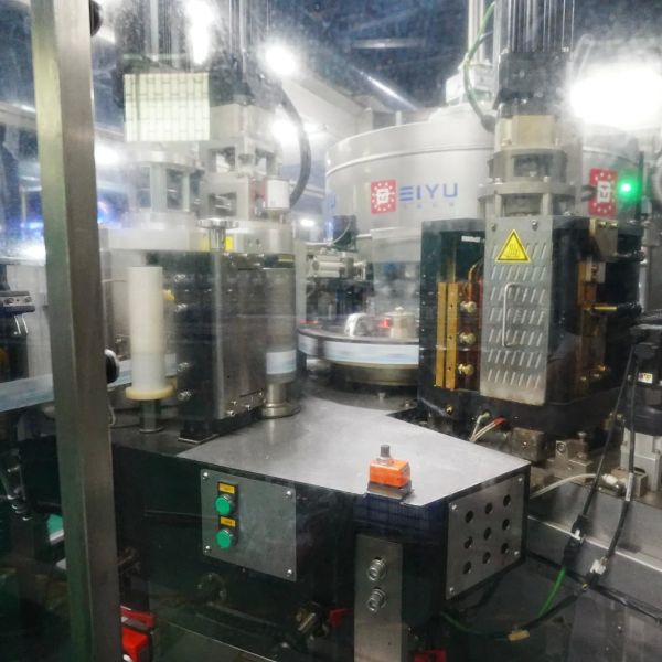 High Stability Hot Melt Glue Labeling Machine for Glass Bottles and PET/PE/PP