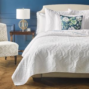 Luxurious Microfiber Ultrasonic Bedspread in White Floral Patterns