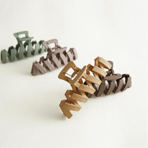 Large resin M spiral hair grip clip Korean temperament hairpin hair accessories shark clip headwear spot wholesale