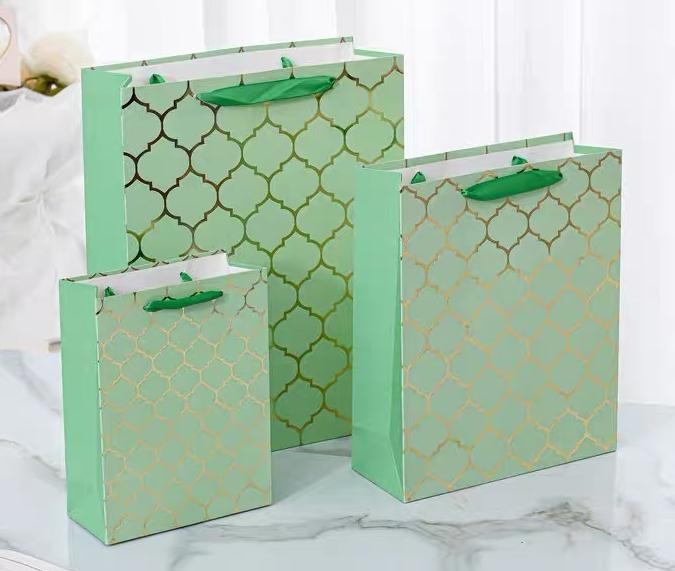 Quality Customized Paper High-End Gift Bags Bulk Printed Logos Clothing Store Shopping Bags Foldable for sale