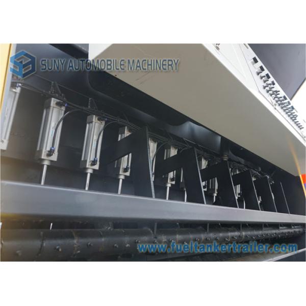 HOWO Road Synchronous Chip Sealer 6000L With ZZ1257M4641W Chassis