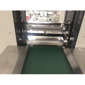 China drug manufacturing machine mask automatic packing snack horizontal