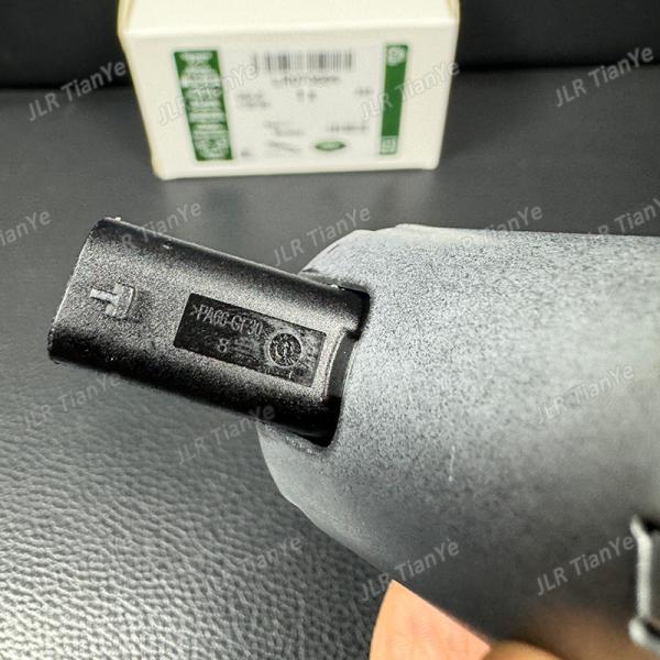 Land Rover Automotive Engine Parts Jaguar Vein 2.0T Oil Cooling Valve LR073684