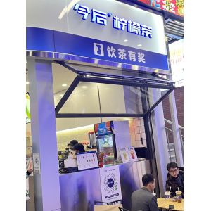 Lounge-Adjacent Folding Window Enabling Breezy Afternoon Naps with Adjustable