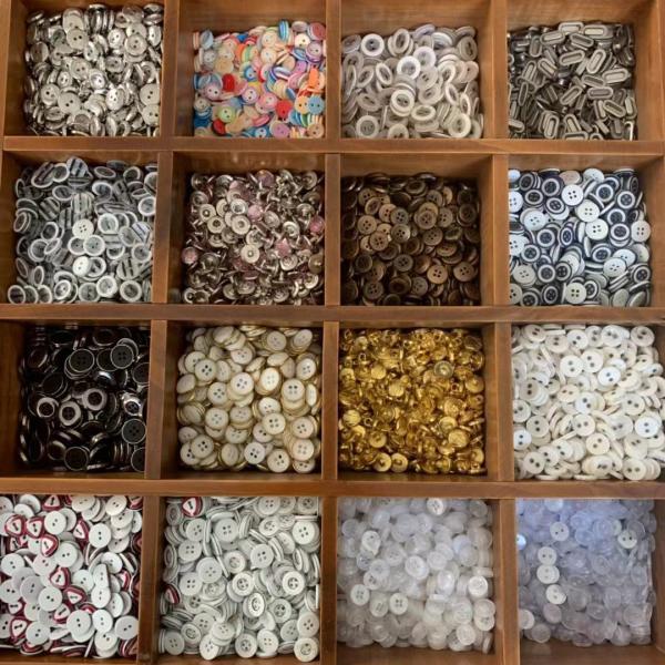 10mm 11.5mm 12.5mm custom brand 4 holes polyester resin material man shirt buttons with LOGO