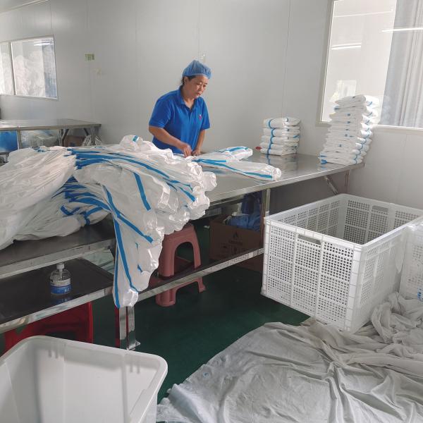 Non Woven Disposable Medical Protective Coverall 65gsm Clothing Waterproof For Hospital