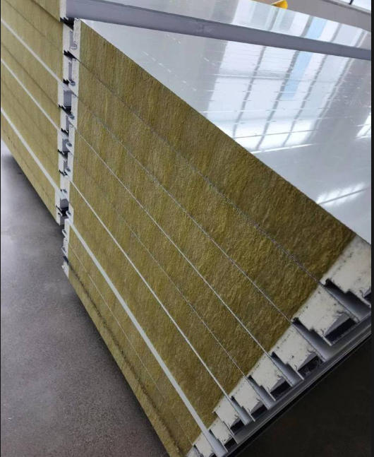 Waterproof Sound-Insulation Suitable For Rainy Conditions Polyurethane Sandwich Board