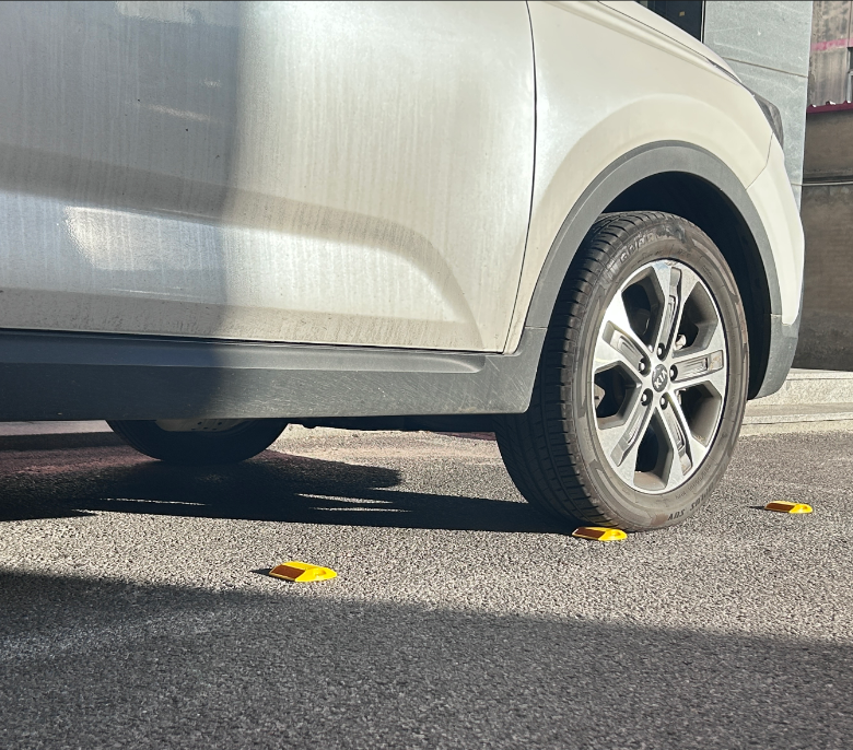 100x90x18mm CE ABS Road Stud High Visibility Black Base LOGO Customs Road Safety