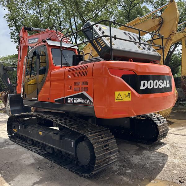 Affordable Doosan DX225 Excavator Crawler Moving Type Excellent Condition