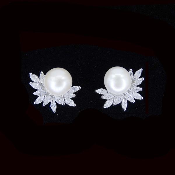 Buy Beautiful Pearl Flower Earrings Fashion Jewelry Stub For Engagement at wholesale prices