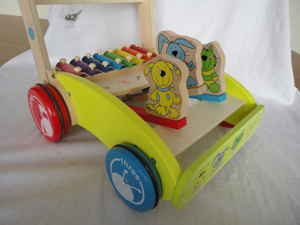 OEM Educational British Rhythm Musical Walker Basswood Car Carrier Toy for