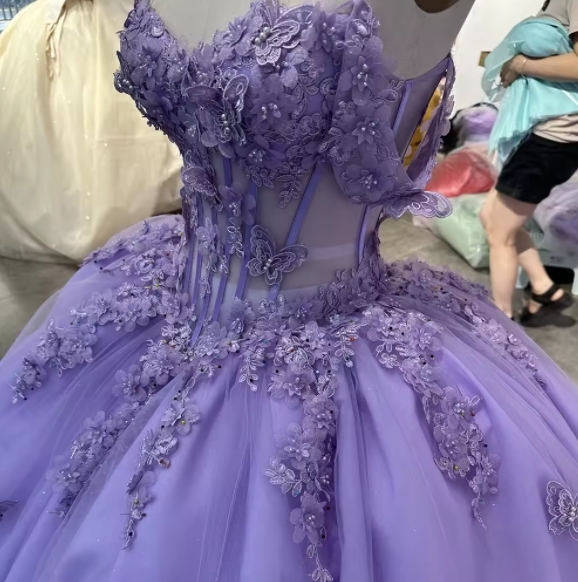 Elegant Off-the-shoulder Ball Gown Sweetheart Neck Court Train Appliqued Lace Girls Long Lilac Tulle Quinceanera Dress