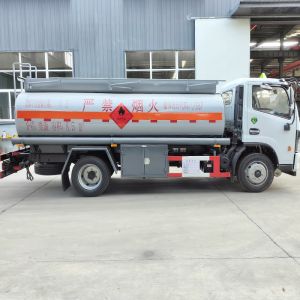 Small Dongfeng Oil Tanker 4x2 8.5m3 With Left Hand Drive Customizable Options