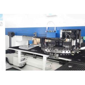 Heavy Mechanical CNC Turret Punching Machine 50Ton Hole Pressing Machine