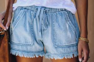 China Light Wash Short Pants Cotton Women'S Denim Shorts With Fray Hem on sale