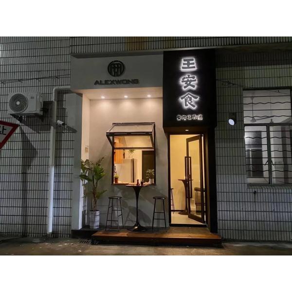 Western Exposure Folding Window Design Capturing Dramatic Evening Color Transitions on Interior Walls