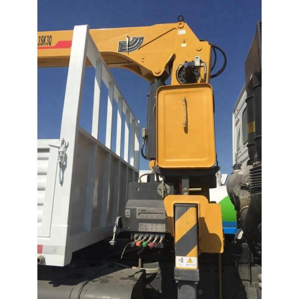 Sinotruk HOWO 4x4 290hp Truck Mounted Crane 6.3 Ton Telescopic Boom 12.00R20 Tire