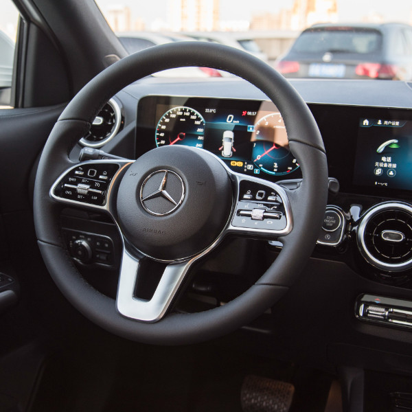 Mercedes-Benz 2023 GLA 200 version Gasolin Compact SUV Avto Electro Excellent