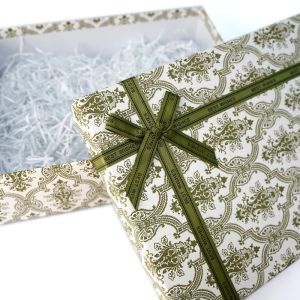 Custom Logo Luxury Clamshell Gift Boxes For Gift Packaging With Ribbon for