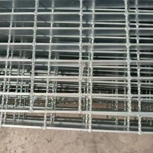 China Heavy Duty Reinforced Edges serrated steel grating High Impact Resistance on sale