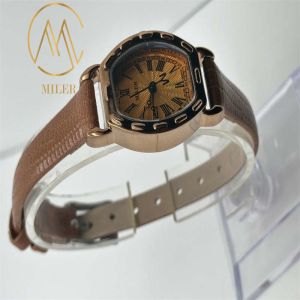 Modern Leather Strap Quartz Wrist Watch With 30 Meters Water Resistance
