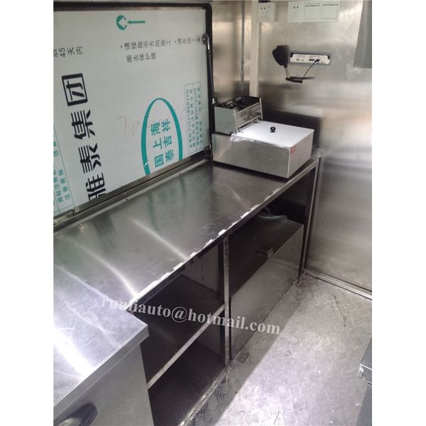 Custom Logo RHD Mobile Fast Food Truck In Malaysia Euro4 Emission Standard