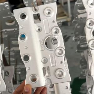 Die Casting Automated Anodizing Line Aluminum Bright Oxidation Surface Treatment