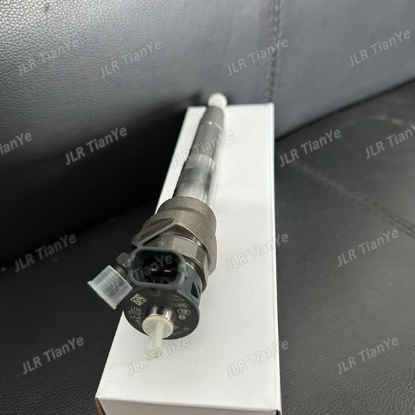 Land Rover 2.0L Automotive Engine Parts Diesel Fuel Injector LR082276 AJ813376