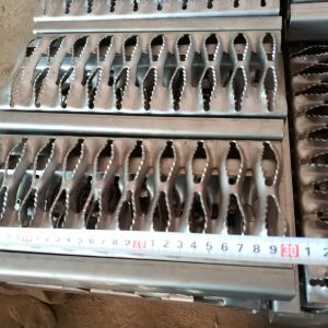 Galvanized Steel Anti-Slip Safety Grating Diamond Hole Walkway Plank