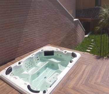 Combo Massage Whirlpool Therapy Tub Optional Color 2000 L Water Volume