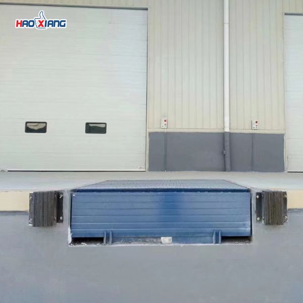 Buy Electric 8T-20T Elevating Dock Steel Hydraulic Dock Ramp Blue at wholesale prices