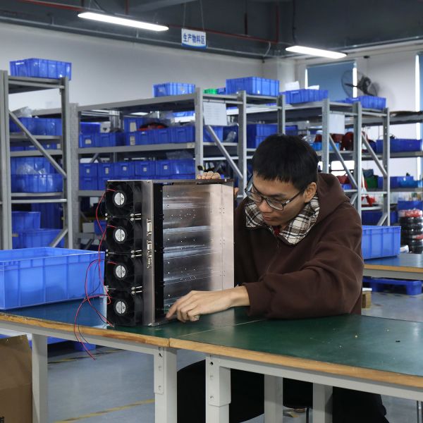 Operation view of HW YAG-Diode Hybrid Laser Welding Machine in use