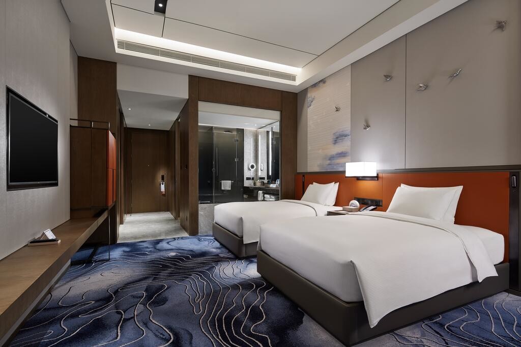 Hilton Hotel Group Design Simpler Layout Natural / Engineered Oak Wood Veneer Comfortable Living Atmosphere