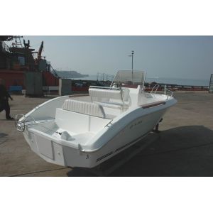 Environmentally Friendly Simple Pleasure Yacht White 5.8 M With Center Console
