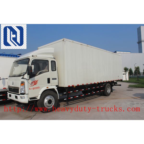 Sinotruck 4 x 2 266HP Mobile Workshop Truck With Repair Tools Yellow With Crane Maintain Car