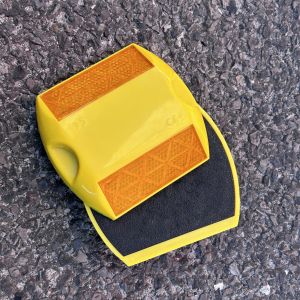 100x90x18mm CE ABS Road Stud High Visibility Black Base LOGO Customs Road Safety