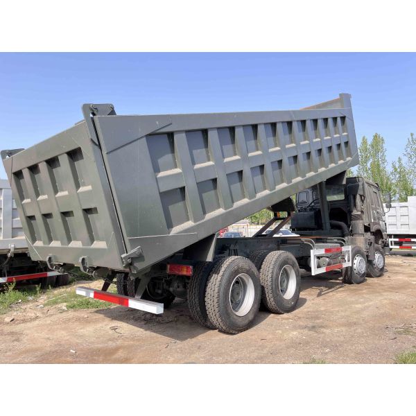 Used Tipper Trucks 371hp Sinotruck Engine 10.5 Meters 16t Rated Load 8×4 Second Hand HOWO ZZ3317