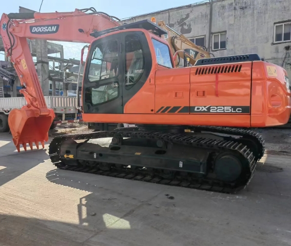 Original Paint Doosan DX225 Excavator 22.5ton Used for Construction Work in 2016