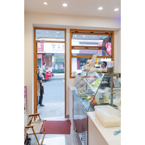 Water-Reflective Folding Window Design Amplifying Natural Light Through Strategic Shoreline Positioning