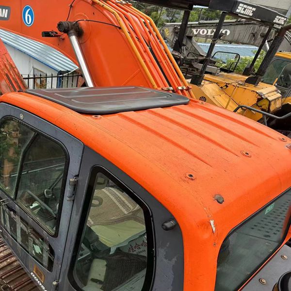 Medium Used Digger Doosan Crawler Excavator with Original Hydraulic Valve in Shanghai