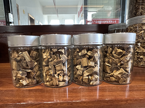 High Quality China Oud Chunks Wholesale Natural Wood Agarwood Incense Sticks Wood Fragrance Chips Agarwood