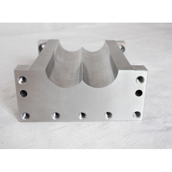 Wear And Corrosion Resistant Twin Screw Extruder Splitting Barrels With Cooling System