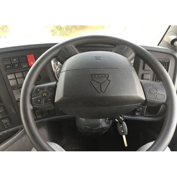 SINOTRUK HOWO Semi Trailer Tractor Truck Head With Air Conditioner 60-70 Tons