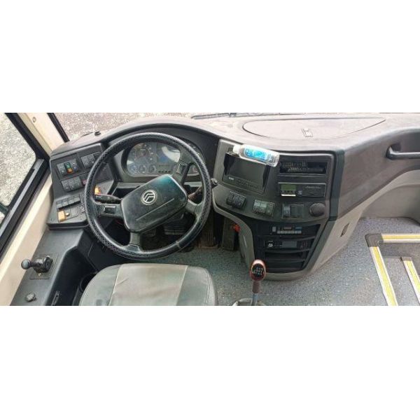 Used Tour Bus For Africa Used Golden Dragon Bus Yuchai Rear Engine 233kw 53seats Euro IV Airbag Chassis Low Kilometer