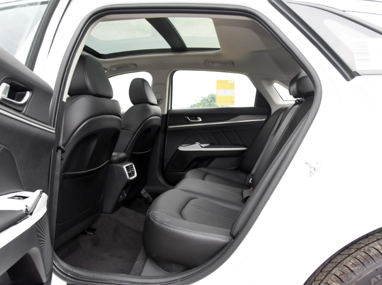 Kia K5 Sedan 4 Doors 5 Seats Left Steering Gasoline Cars 176kw Maximum Speed 220 Power