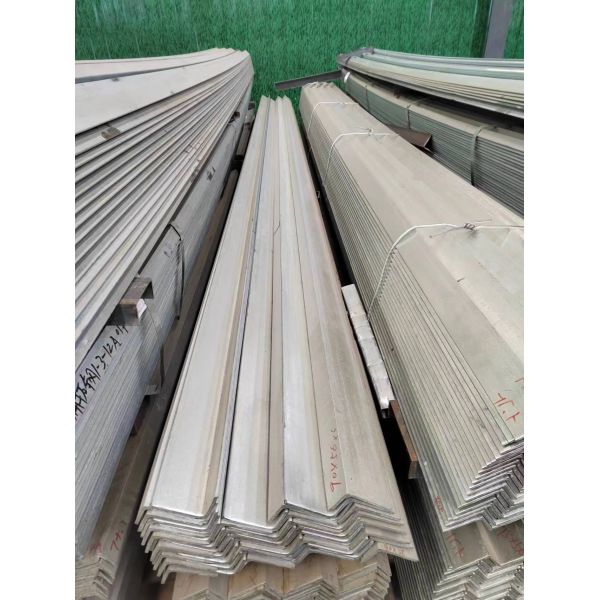 Invoicing by actual weight Hot dip galvanized unequal Angle steel Tolerance ±1%