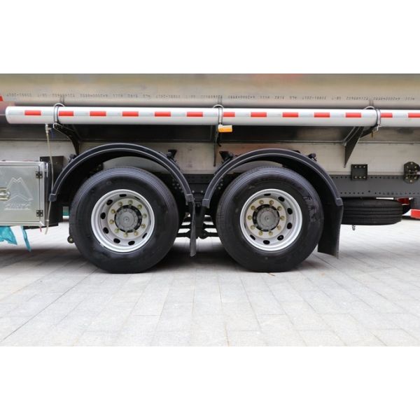Used Heavy Duty Trucks Sinotruck Second Hand Oil Tanker 8*4 Drive Mode 26 Cubic 4 Axles