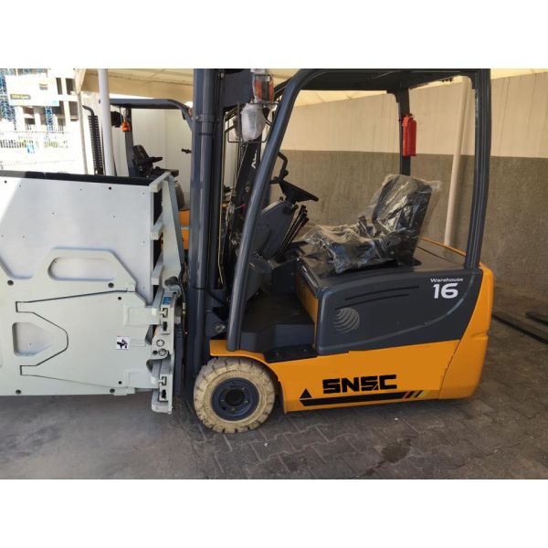 SNSC 2000kg Electric Reach Truck AC Motor With Triplex 7.5m Mast