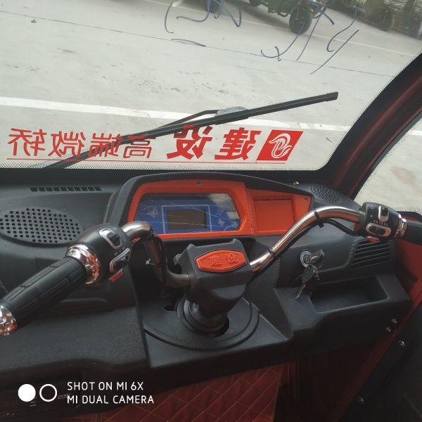 Enclosed Electric 1000kg Tricycle For Water Delivery